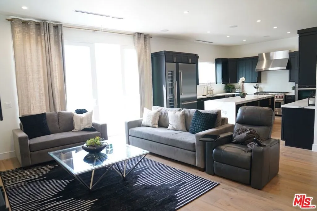 5611 S Sherbourne Drive, Los Angeles, California 90056 home-pic-2